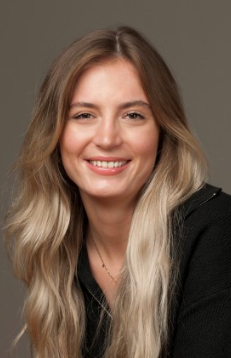 Frau Larissa Nowrot
